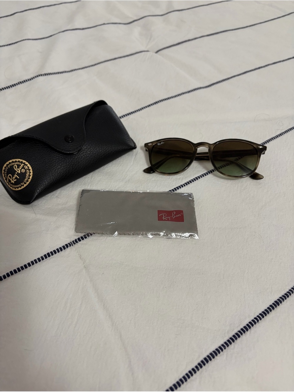 Ray-Ban RB4259 Sunglasses 51mm Black Like New w/ Case- Gray - Picture 3 of 3